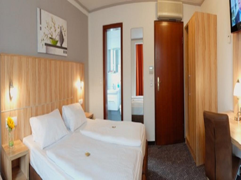 Hotel Am Schelztor Esslingen am Neckar ภายนอก รูปภาพ