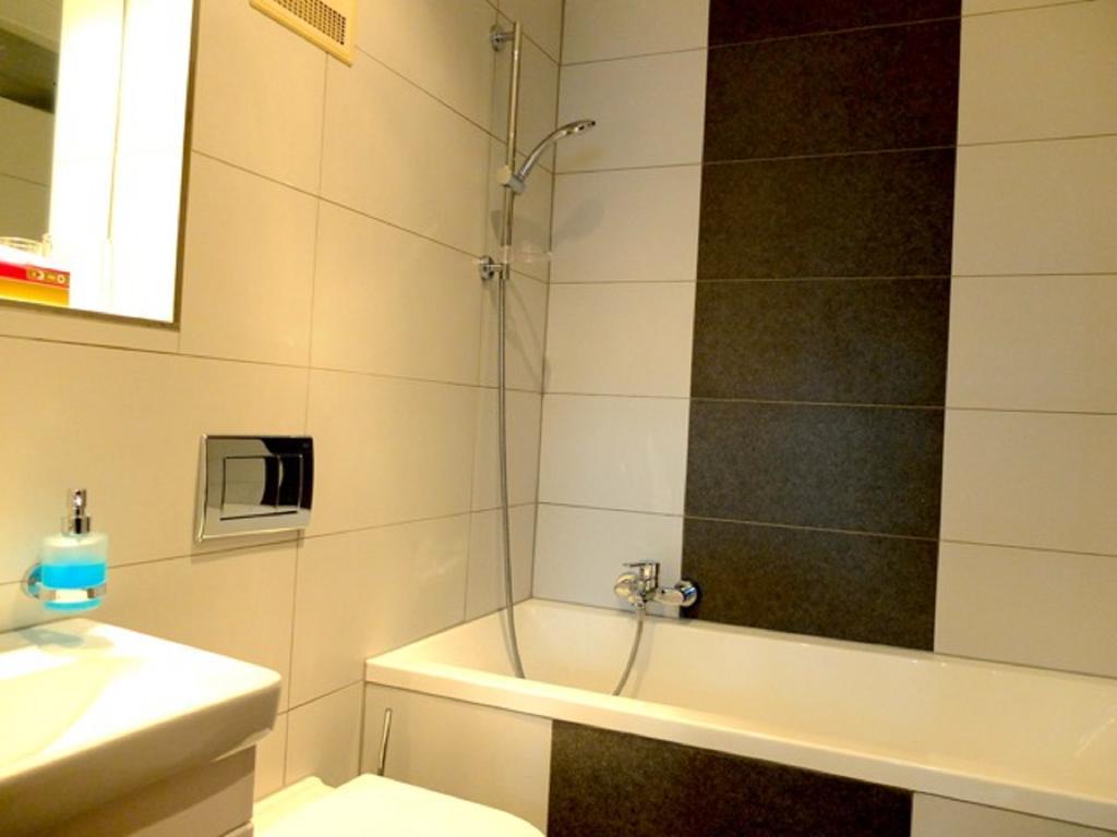 Hotel Am Schelztor Esslingen am Neckar ภายนอก รูปภาพ