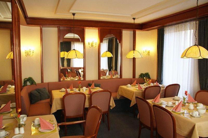 Hotel Am Schelztor Esslingen am Neckar ภายนอก รูปภาพ