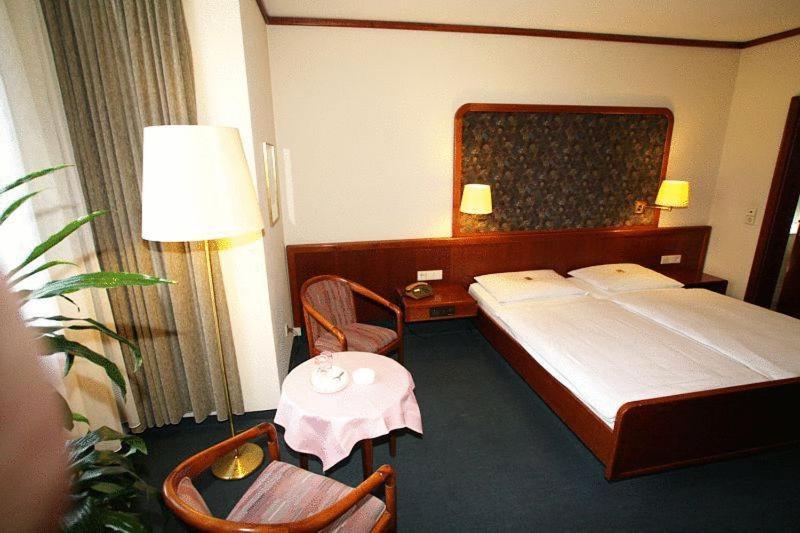 Hotel Am Schelztor Esslingen am Neckar ภายนอก รูปภาพ