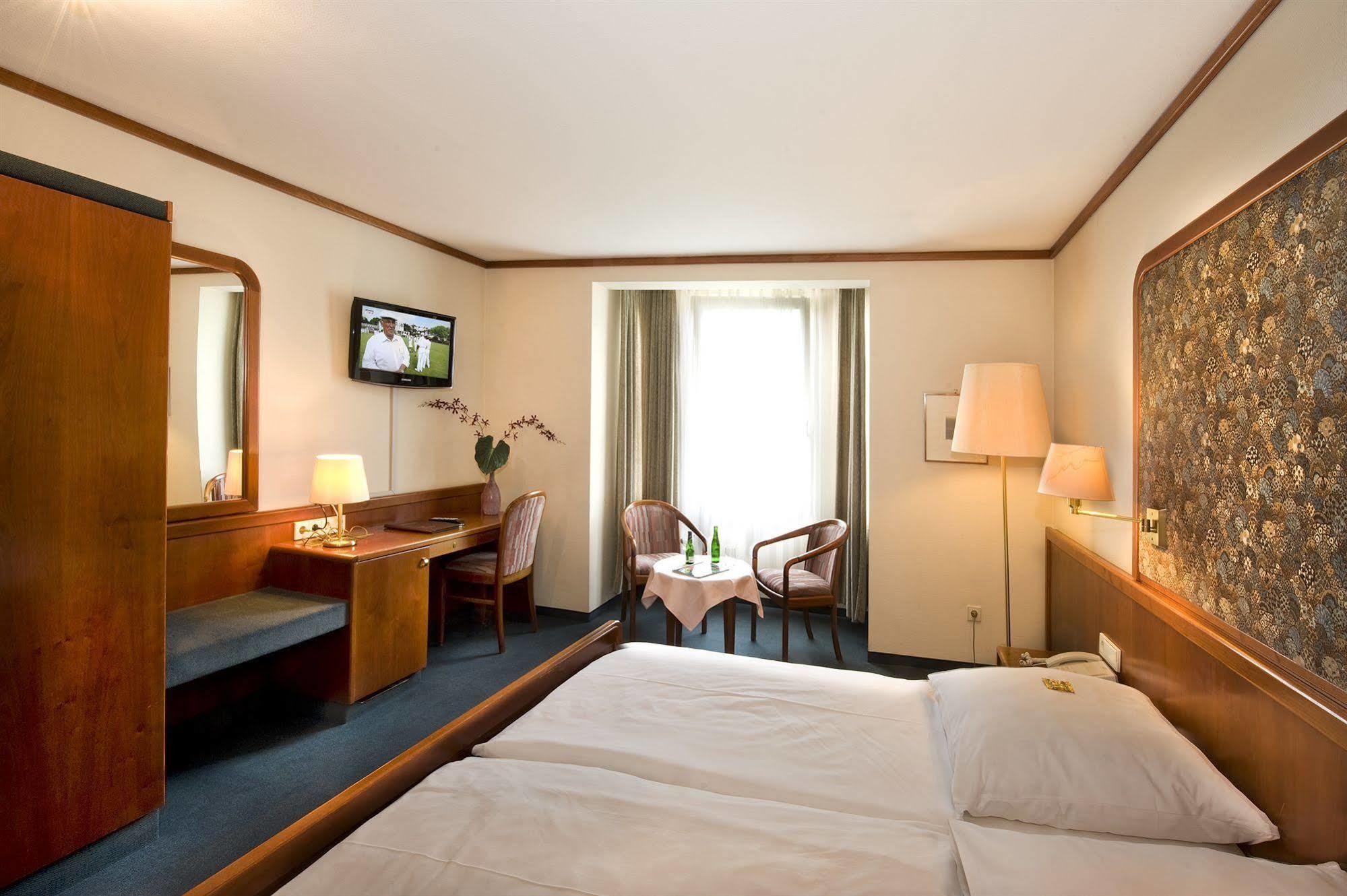 Hotel Am Schelztor Esslingen am Neckar ภายนอก รูปภาพ